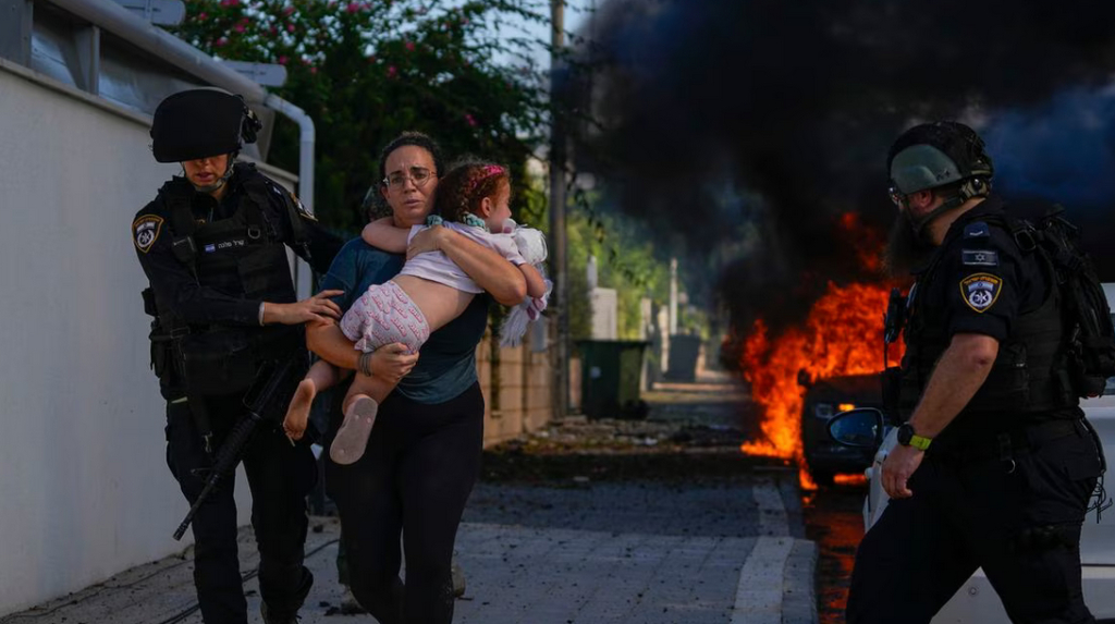 Guerra, Israel, Hamás, mujer en brazos con niño