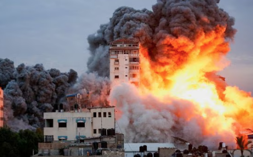 Guerra, edificio en llamas, Israel, Gaza