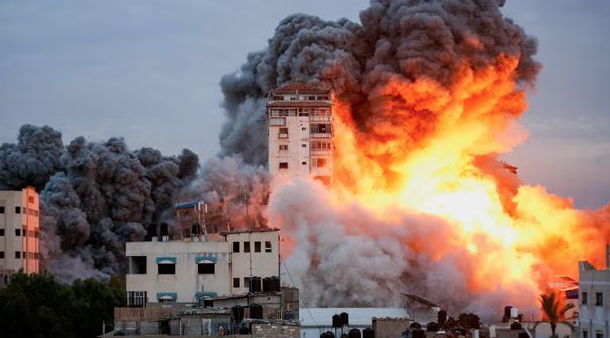 Guerra, edificio en llamas, Israel, Gaza