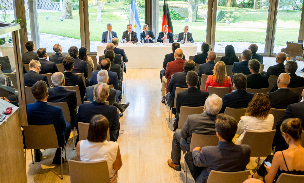 Luis Caputo en la Embajada alemana ante empresarios y representantes de la comunidad empresarial, Febrero 2024