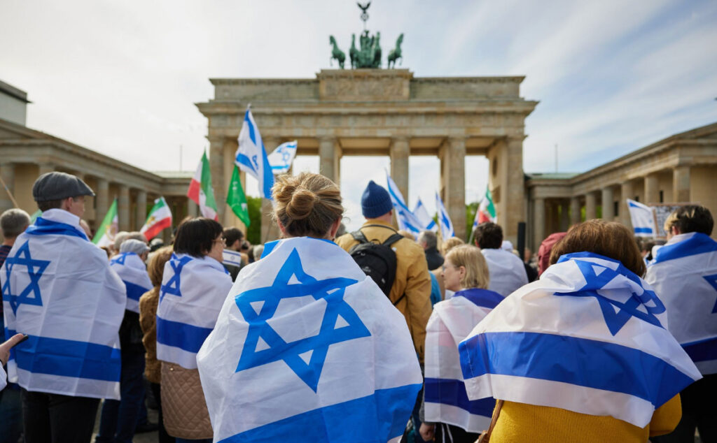 Berlín, Puerta de Brandenbrugo, Cuadriga, manifestantes en marcha solidaria con Israel el ataque de Iran