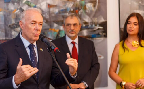 Hans-Rüedi Bortis, Embajador de Suiza en Argentina, y Ernesto Kohen, presidente de la CCSA, 2023