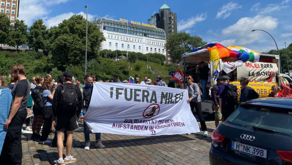 Protestas en la zona del puerto de Hamburgo, visita Javier Milei