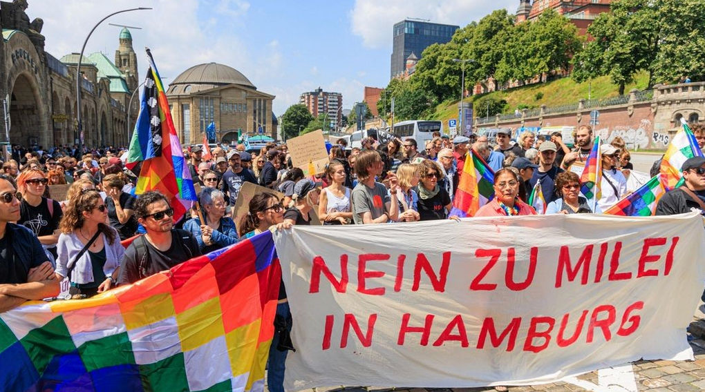 Manifestantes anti Milei, en el puerto de Hamburgo