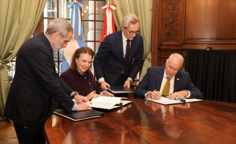 Diana Mondino, Hans-Ruedi Bortis, Firma Convenio de Seguridad Social