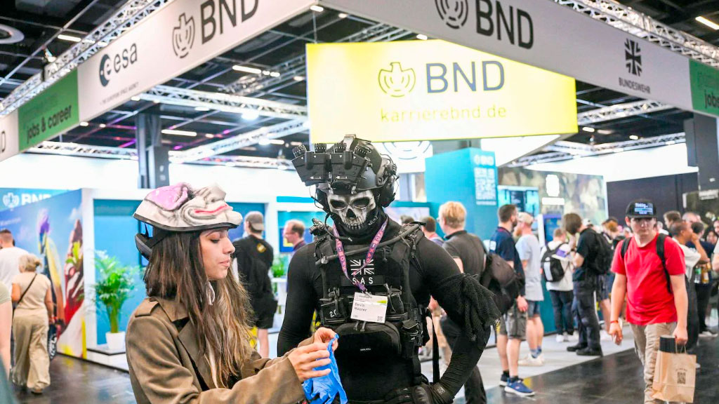 BND, Gamescom, inteligencia, Reclutamiento, Agencia de inteligencia, Videojuegos, Ciberseguridad, Tecnología, Informática, Espionaje, Escasez de talento, Feria de videojuegos, Seguridad nacional, Innovación en reclutamiento, Bundesnachrichtendienst, Cosplay, Alemania, Reclutamiento tecnológico, Transformación digital