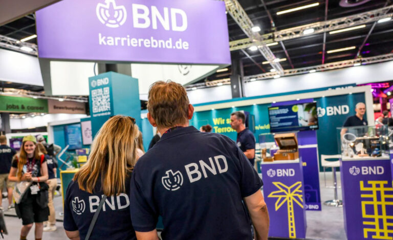 BND, Gamescom, inteligencia, Reclutamiento, Agencia de inteligencia, Videojuegos, Ciberseguridad, Tecnología, Informática, Espionaje, Escasez de talento, Feria de videojuegos, Seguridad nacional, Innovación en reclutamiento, Bundesnachrichtendienst, Cosplay, Alemania, Reclutamiento tecnológico, Transformación digital