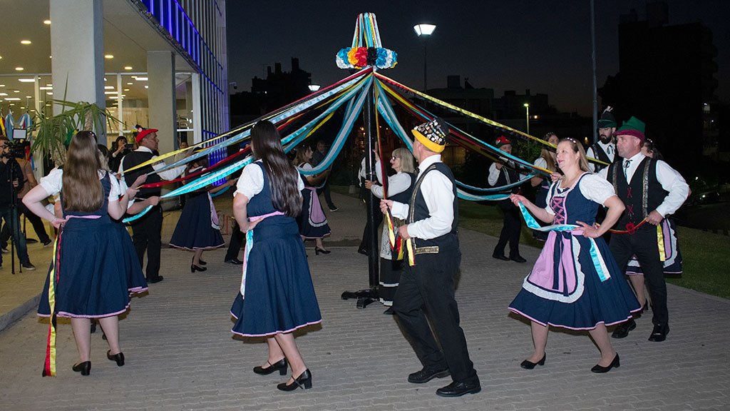 Alemanes del Volga, evento cultural, colectividad, patrimonio cultural, Inmigración alemana, Historia y cultura, Preservación cultural, Entre Ríos, Paraná, Cooperación cultural, Relación Argentina-Alemania, Fundación Stiftung Verbundenheit, Tradiciones alemanas en Argentina, Identidad cultural, Exposición itinerante, Literatura y cultura