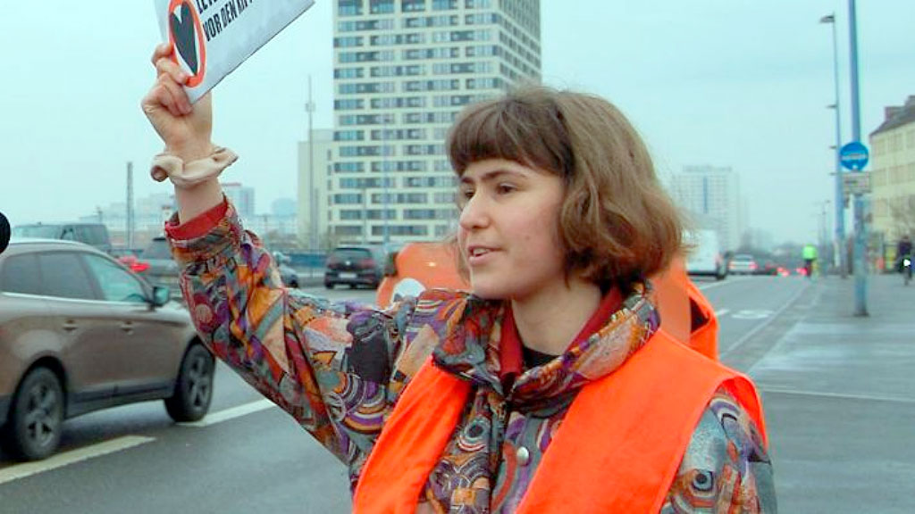 Fallo judicial, Activistas climáticos, Letzte Generation, Desobediencia civil, Protestas climáticas, Derecho a la protesta, Cambio climático, Justicia en Alemania, Bloqueo de rutas, Tribunal Superior Administrativo, Tasas ilegales, Berlín, Movimiento climático, Protección de derechos, Sentencia histórica, Protestas ambientales, Multas a activistas, Activismo ambiental, Política climática, Impacto legal