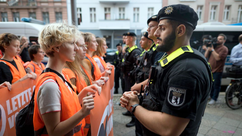 Fallo judicial, Activistas climáticos, Letzte Generation, Desobediencia civil, Protestas climáticas, Derecho a la protesta, Cambio climático, Justicia en Alemania, Bloqueo de rutas, Tribunal Superior Administrativo, Tasas ilegales, Berlín, Movimiento climático, Protección de derechos, Sentencia histórica, Protestas ambientales, Multas a activistas, Activismo ambiental, Política climática, Impacto legal