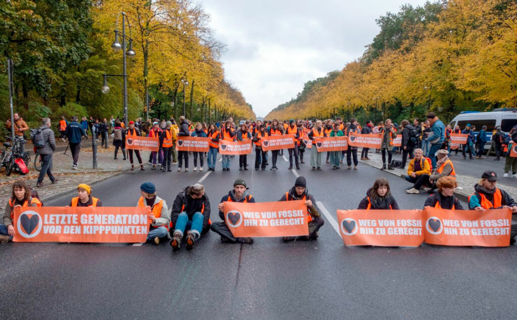 Fallo judicial, Activistas climáticos, Letzte Generation, Desobediencia civil, Protestas climáticas, Derecho a la protesta, Cambio climático, Justicia en Alemania, Bloqueo de rutas, Tribunal Superior Administrativo, Tasas ilegales, Berlín, Movimiento climático, Protección de derechos, Sentencia histórica, Protestas ambientales, Multas a activistas, Activismo ambiental, Política climática, Impacto legal