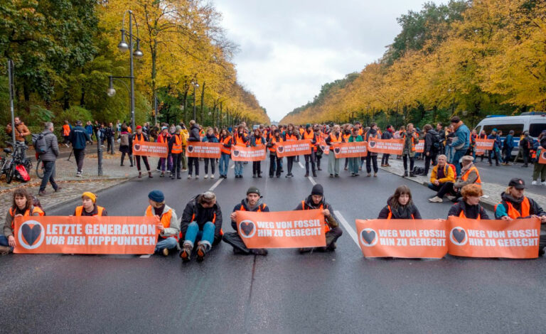 Fallo judicial, Activistas climáticos, Letzte Generation, Desobediencia civil, Protestas climáticas, Derecho a la protesta, Cambio climático, Justicia en Alemania, Bloqueo de rutas, Tribunal Superior Administrativo, Tasas ilegales, Berlín, Movimiento climático, Protección de derechos, Sentencia histórica, Protestas ambientales, Multas a activistas, Activismo ambiental, Política climática, Impacto legal