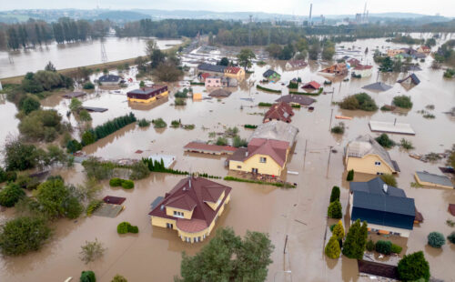 inundaciones, elecciones nacionales, Austria, Campaña electoral Austria 2024, Cambio climático, catástrofe ambiental, Crisis ambiental, Elecciones nacionales Austria, Karl Nehammer, Andreas Babler, FPÖ, ÖVP, Verdes Austria, Gestión de crisis, Impacto electoral, Catástrofe medioambiental