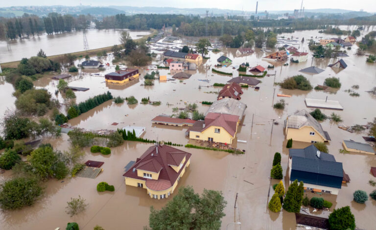 inundaciones, elecciones nacionales, Austria, Campaña electoral Austria 2024, Cambio climático, catástrofe ambiental, Crisis ambiental, Elecciones nacionales Austria, Karl Nehammer, Andreas Babler, FPÖ, ÖVP, Verdes Austria, Gestión de crisis, Impacto electoral, Catástrofe medioambiental