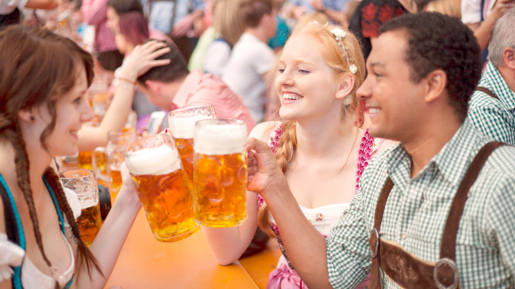 Oktoberfest, Múnich, Alemania, Fiesta de la cerveza, Tradición bávara, Cultura alemana, Villa General Belgrano, Blumenau, Festivales de cerveza, Cerveza artesanal, Turismo cultural, América Latina, Valdivia, Lima, Comida típica, Atracciones de feria, Seguridad en eventos, Turismo en Alemania, Celebraciones tradicionales, Gastronomía bávara, Festivales internacionales