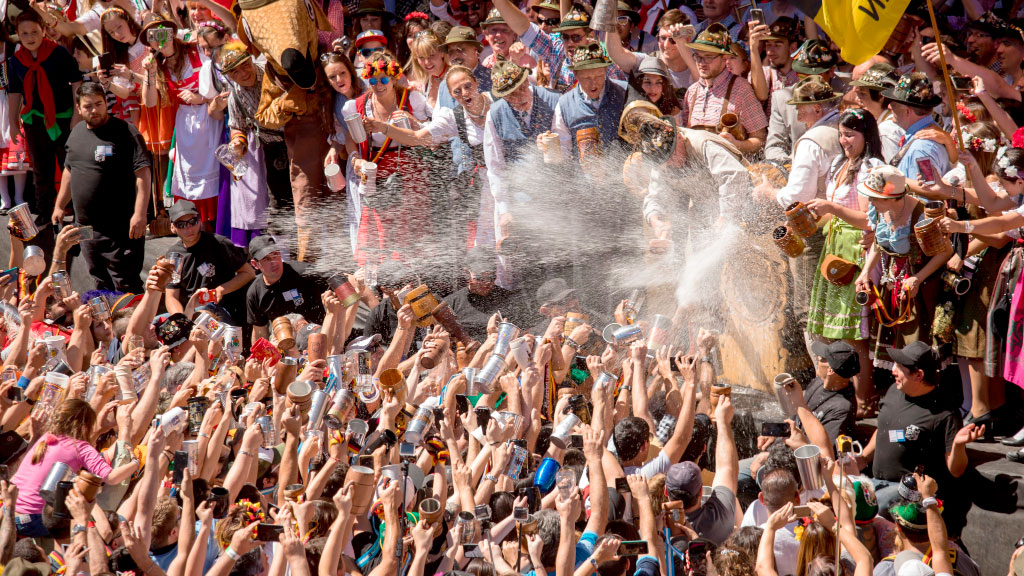 Oktoberfest, Múnich, Alemania, Fiesta de la cerveza, Tradición bávara, Cultura alemana, Villa General Belgrano, Blumenau, Festivales de cerveza, Cerveza artesanal, Turismo cultural, América Latina, Valdivia, Lima, Comida típica, Atracciones de feria, Seguridad en eventos, Turismo en Alemania, Celebraciones tradicionales, Gastronomía bávara, Festivales internacionales