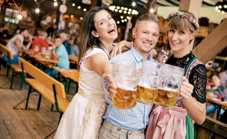 Oktoberfest, Múnich, Alemania, Fiesta de la cerveza, Tradición bávara, Cultura alemana, Villa General Belgrano, Blumenau, Festivales de cerveza, Cerveza artesanal, Turismo cultural, América Latina, Valdivia, Lima, Comida típica, Atracciones de feria, Seguridad en eventos, Turismo en Alemania, Celebraciones tradicionales, Gastronomía bávara, Festivales internacionales