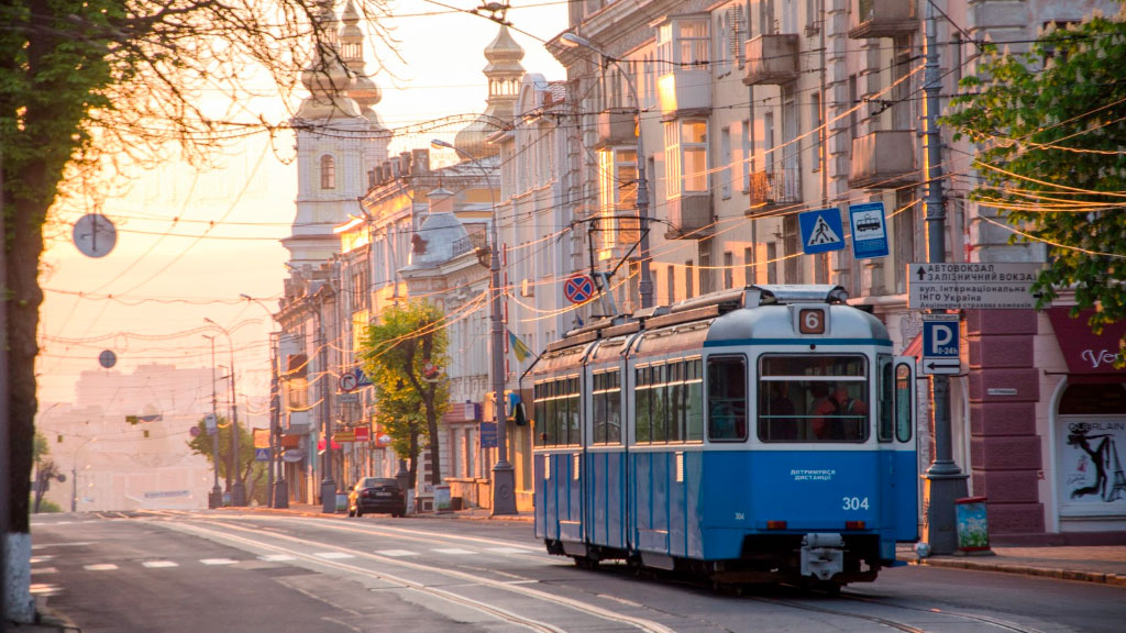 tranvías, Suiza, Ucrania, Donación de tranvías, Guerra en Ucrania, Transporte público en Ucrania, Tranvías usados, Solidaridad internacional, Lviv, Vinnytsia, Inclusión social, Modernización del transporte, Desplazados internos en Ucrania, Infraestructura urbana, Apoyo internacional, SECO Suiza, Resiliencia urbana