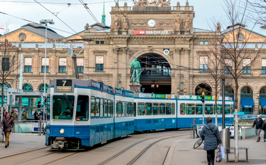 tranvías, Suiza, Ucrania, Donación de tranvías, Guerra en Ucrania, Transporte público en Ucrania, Tranvías usados, Solidaridad internacional, Lviv, Vinnytsia, Inclusión social, Modernización del transporte, Desplazados internos en Ucrania, Infraestructura urbana, Apoyo internacional, SECO Suiza, Resiliencia urbana