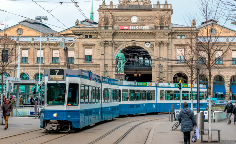 tranvías, Suiza, Ucrania, Donación de tranvías, Guerra en Ucrania, Transporte público en Ucrania, Tranvías usados, Solidaridad internacional, Lviv, Vinnytsia, Inclusión social, Modernización del transporte, Desplazados internos en Ucrania, Infraestructura urbana, Apoyo internacional, SECO Suiza, Resiliencia urbana