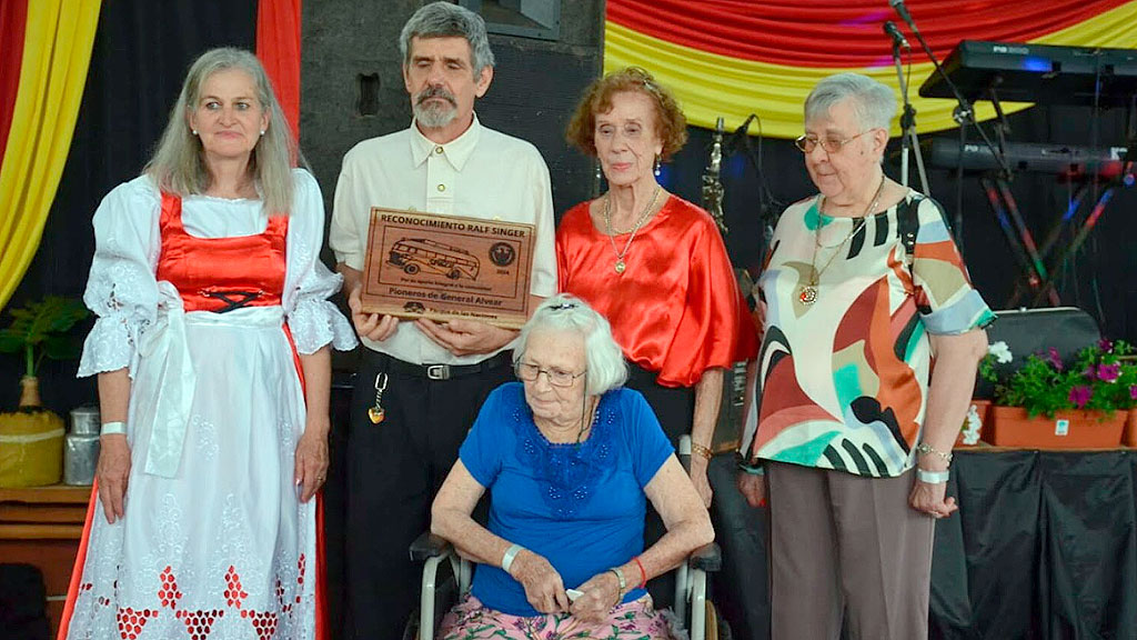 Unidad Alemana, Misiones, Reunificación Alemana, Fiesta Provincial de la Unidad Alemana, Reunificación Alemana, Cultura alemana, Tradiciones alemanas, Misiones, General Alvear, Comunidades alemanas en Argentina, Danzas típicas, Identidad cultural, Reconocimientos, Colectividad alemana, FAAG, Stiftung Verbundenheit, #JungesNetzwerk, Preservación cultural, Celebración comunitaria, Historia alemana, Raíces culturales, Participación comunitaria