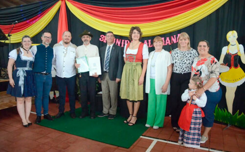 Unidad Alemana, Misiones, Reunificación Alemana, Fiesta Provincial de la Unidad Alemana, Reunificación Alemana, Cultura alemana, Tradiciones alemanas, Misiones, General Alvear, Comunidades alemanas en Argentina, Danzas típicas, Identidad cultural, Reconocimientos, Colectividad alemana, FAAG, Stiftung Verbundenheit, #JungesNetzwerk, Preservación cultural, Celebración comunitaria, Historia alemana, Raíces culturales, Participación comunitaria