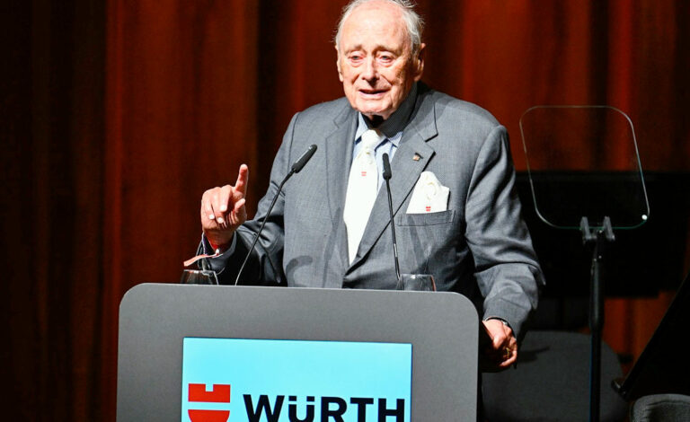 Reinhold Würth, Würth Group, Tornillos, Benjamin Würth, Cambio generacional, Industria, Negocios familiares, Empresas alemanas, Historia empresarial, Transición de liderazgo, Conglomerado empresarial, Soluciones de fijación, Cultura empresarial, Legado empresarial, Arte y mecenazgo, Política en Alemania, AfD, Diversidad, Inmigración, Liderazgo empresarial, Innovación, Desafíos económicos