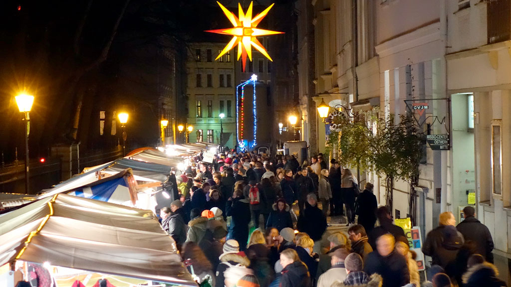 Adviento, Mercado navideño, Alemania, Navidad, Tradiciones culturales, Turismo en Alemania, Economía navideña, Eventos tradicionales, Artesanías, Historia medieval, Mercados temáticos, Conciencia ambiental, Festividades, Turismo sostenible