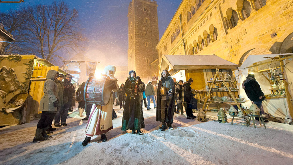 Adviento, Mercado navideño, Alemania, Navidad, Tradiciones culturales, Turismo en Alemania, Economía navideña, Eventos tradicionales, Artesanías, Historia medieval, Mercados temáticos, Conciencia ambiental, Festividades, Turismo sostenible