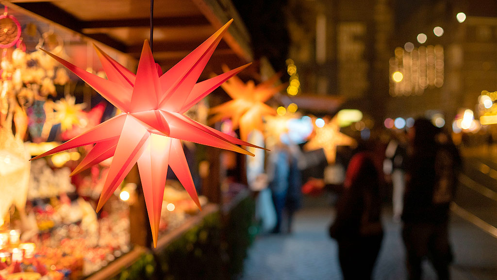 Adviento, Mercado navideño, Alemania, Navidad, Tradiciones culturales, Turismo en Alemania, Economía navideña, Eventos tradicionales, Artesanías, Historia medieval, Mercados temáticos, Conciencia ambiental, Festividades, Turismo sostenible