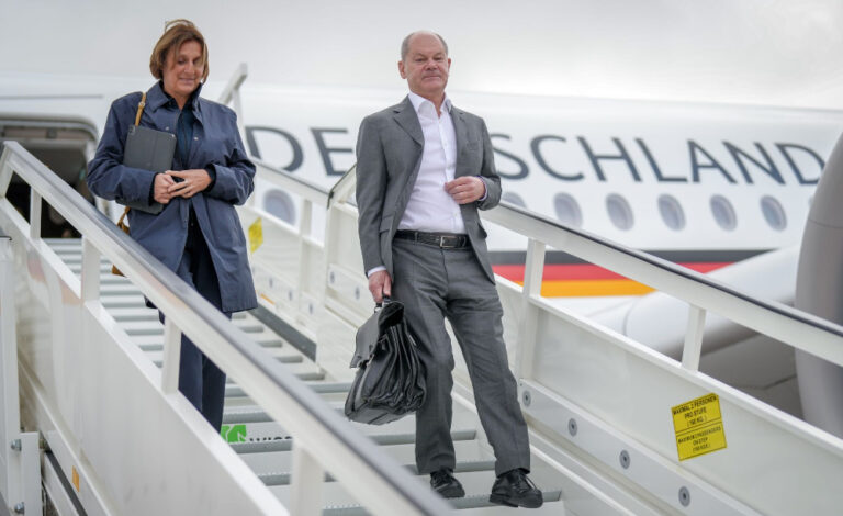 Olaf Scholz y esposa