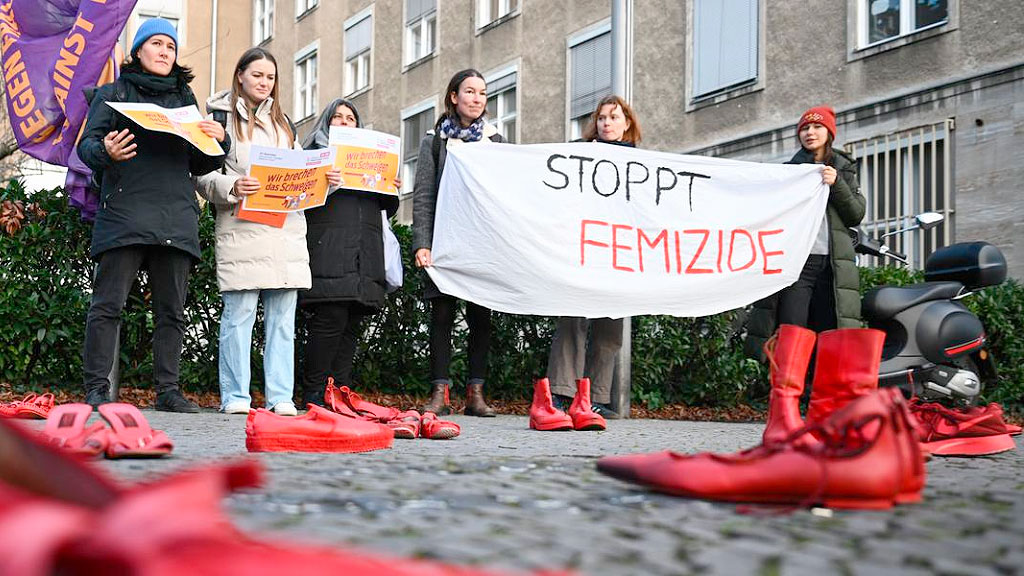 Zapatos Rojos, Violencia de género, Femicidios, Día Internacional para la Eliminación de la Violencia contra la Mujer, Concienciación social, Derechos de las mujeres, Elina Chauvet, ONU Mujeres, Crímenes de guerra, Hamás, Igualdad de género, Violencia sexual, Prevención de la violencia, Movimientos feministas, Justicia social, #MeToo, Derechos humanos, Israel y Palestina, Protestas contra la violencia de género, Políticas públicas