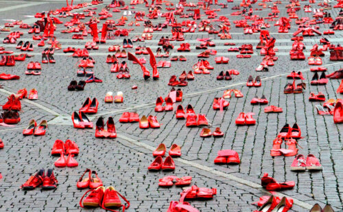 Zapatos Rojos, Violencia de género, Femicidios, Día Internacional para la Eliminación de la Violencia contra la Mujer, Concienciación social, Derechos de las mujeres, Elina Chauvet, ONU Mujeres, Crímenes de guerra, Hamás, Igualdad de género, Violencia sexual, Prevención de la violencia, Movimientos feministas, Justicia social, #MeToo, Derechos humanos, Israel y Palestina, Protestas contra la violencia de género, Políticas públicas