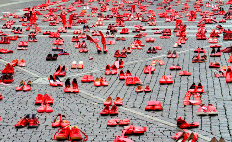 Zapatos Rojos, Violencia de género, Femicidios, Día Internacional para la Eliminación de la Violencia contra la Mujer, Concienciación social, Derechos de las mujeres, Elina Chauvet, ONU Mujeres, Crímenes de guerra, Hamás, Igualdad de género, Violencia sexual, Prevención de la violencia, Movimientos feministas, Justicia social, #MeToo, Derechos humanos, Israel y Palestina, Protestas contra la violencia de género, Políticas públicas