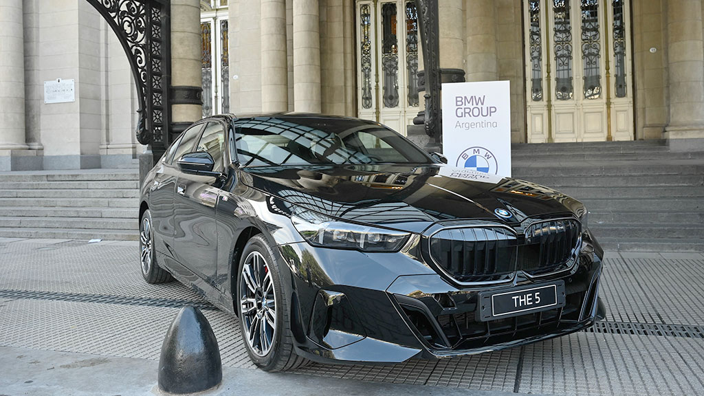 BMW Serie 5, Híbrida enchufable, sostenibilidad, Innovación automotriz, Electrificación automotriz, Tecnología de conducción, Sedán ejecutivo, Automóviles de lujo, Diseño automotriz, Movilidad Premium, Seguridad y conectividad, BMW Argentina