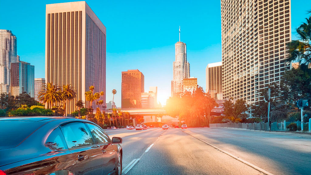 Mercedes-Benz, Solar Coating, industria automotriz, Tecnología automotriz, Energía solar, Vehículos eléctricos, Innovación sostenible, Autonomía energética, Futuro de la movilidad, Desarrollo sostenible, Transformación energética