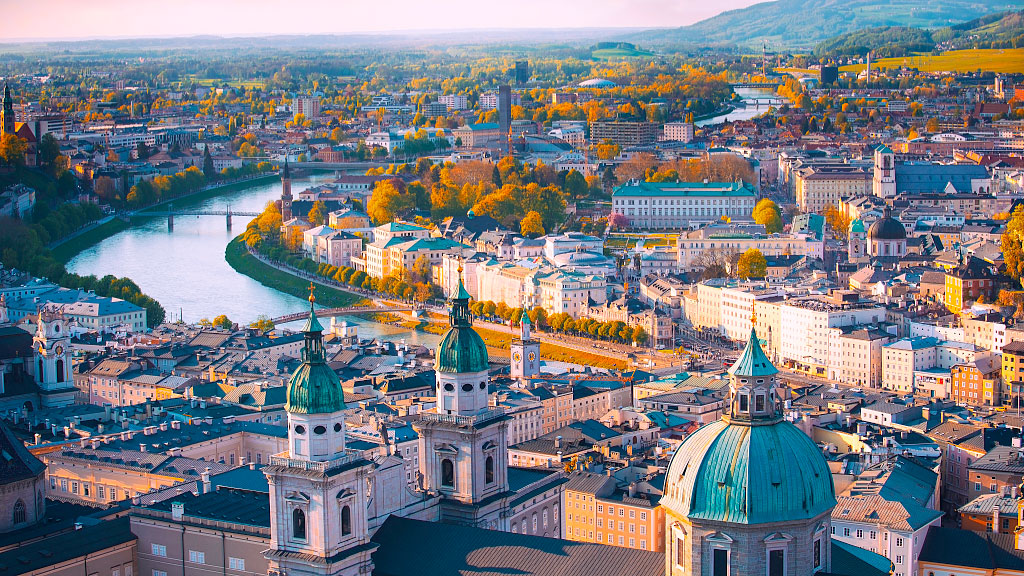 Mozartkugel, Salzburgo, Austria, Tradición austríaca, Industria alimentaria, Mirabell, Salzburg Schokolade, Mondelez, Cultura gastronómica, Dulces europeos, Cierre de fábricas, Historia de Salzburgo, Patrimonio cultural, Mazapán, Desafíos económicos, Globalización