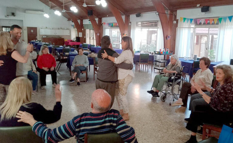 tango, DWG, Hogar Los Pinos, Día Nacional del Tango, Tangoterapia, Beneficios del tango, Adultos mayores y bienestar, Tango y memoria emocional, Deutsche Wohltätigkeitsgesellschaft, Inclusión a través del tango, Salud mental en la tercera edad, Tradición cultural argentina