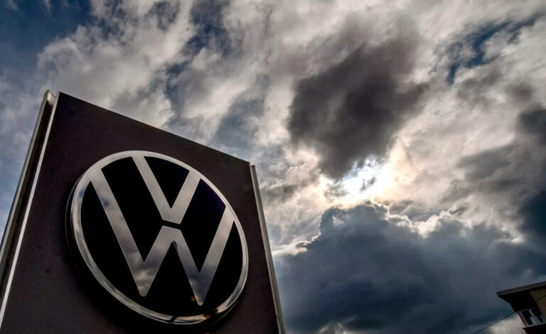 Volkswagen, Industria automotriz, Crisis económica, Despidos masivos, Mercado chino, Vehículos eléctricos, Transformación empresarial, Alemania, Derechos humanos, Sindicatos