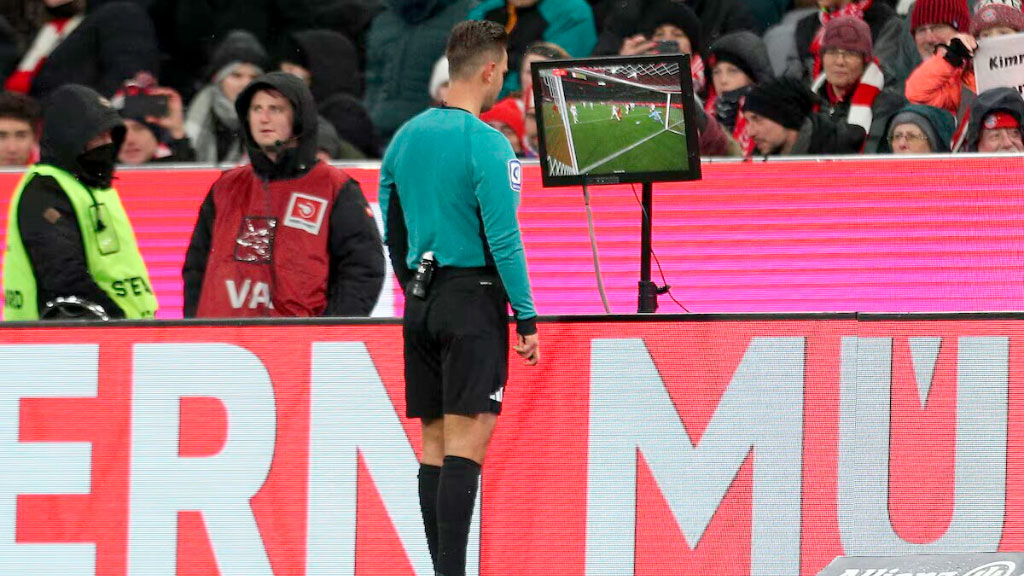 Bundesliga, árbitros, VAR, Fútbol, Tecnología en el fútbol, Federación Alemana de Fútbol (DFB), Liga Alemana de Fútbol (DFL), Reglamento arbitral, Innovación deportiva, Transparencia en el arbitraje, Competiciones europeas, Torneos FIFA, Hinchas y arbitraje