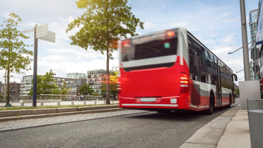 transporte, conductores, autobuses, Transporte público, Crisis del transporte, Alemania, Escasez de choferes, Conductores de autobús, Movilidad urbana, Empleo en transporte, Formación profesional, Empresas de transporte, Infraestructura vial, Condiciones laborales, Transporte sostenible.