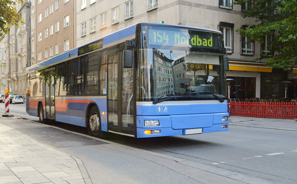 transporte, conductores, autobuses, Transporte público, Crisis del transporte, Alemania, Escasez de choferes, Conductores de autobús, Movilidad urbana, Empleo en transporte, Formación profesional, Empresas de transporte, Infraestructura vial, Condiciones laborales, Transporte sostenible.