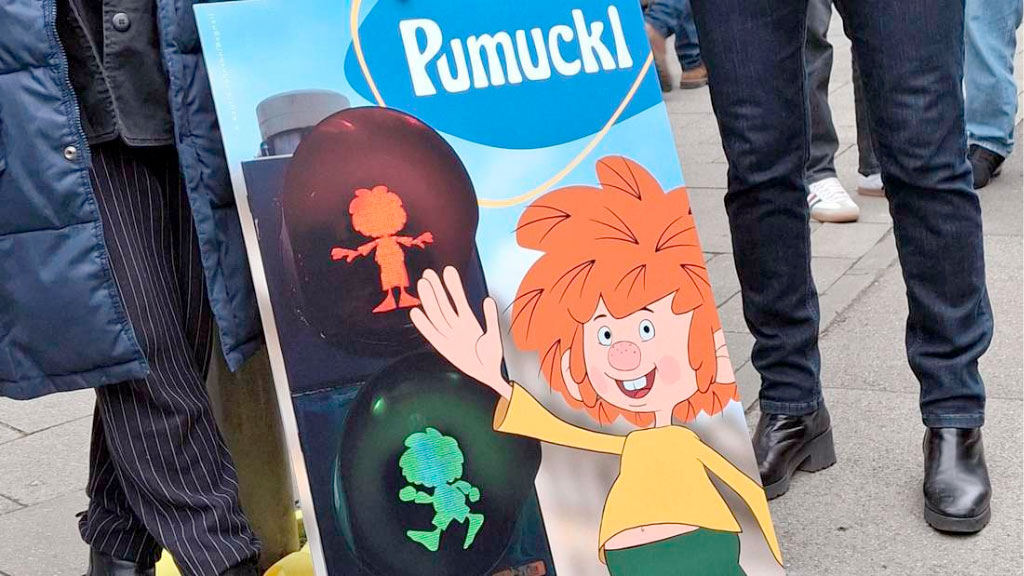 Pumuckl, Semáforo, Múnich, Movilidad urbana, Cultura alemana, Literatura infantil, Personajes icónicos, Seguridad vial, Turismo en Múnich, Homenajes urbanos