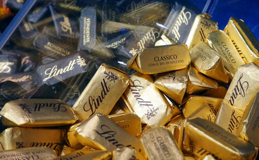 Lindt, Canadá, Donald Trump, Comercio internacional, Aranceles, Guerra comercial, Canadá, Estados Unidos, Economía, Industria chocolatera, Lindt, Cacao, Mercado de consumo, Política comercial, Exportaciones, Competencia empresarial, Estrategias de mercado, Cadena de suministro