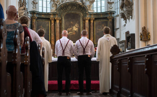 Pareja homosexual en iglesia
