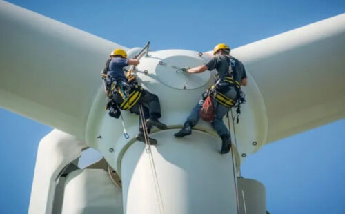 Turbina eólica, hombres trabajando