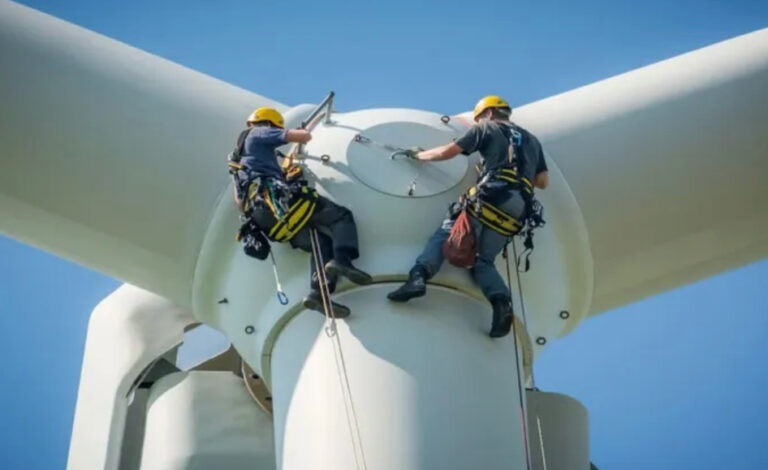 Turbina eólica, hombres trabajando