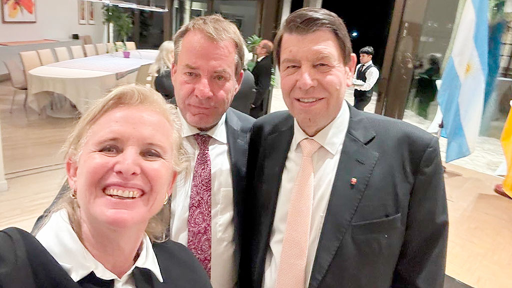 German Lehrke, FAAG, condecoración, comunidad germano-argentina, cultura argentino-alemana, instituciones de habla alemana, Cruz de Caballero, Orden del Mérito, embajada de Alemania, educación bicultural, vínculo Alemania-Argentina