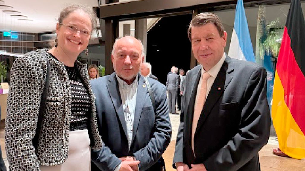 German Lehrke, FAAG, condecoración, comunidad germano-argentina, cultura argentino-alemana, instituciones de habla alemana, Cruz de Caballero, Orden del Mérito, embajada de Alemania, educación bicultural, vínculo Alemania-Argentina