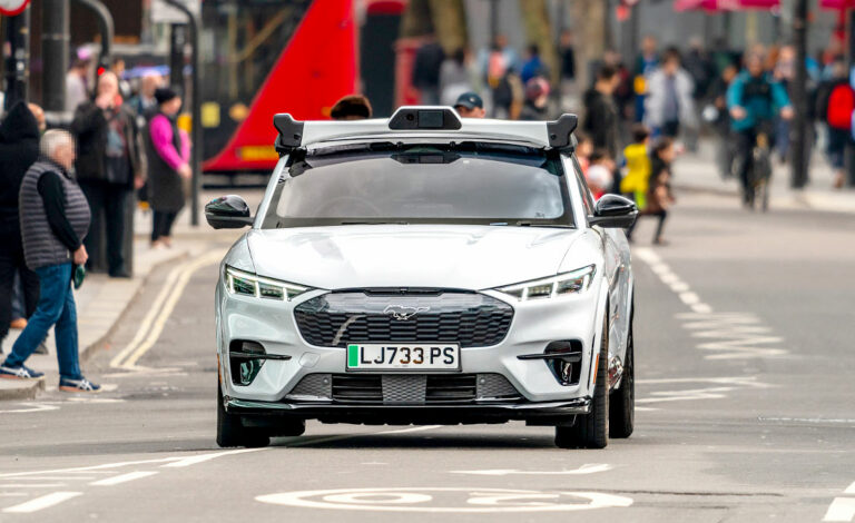 Autos autónomos, Bosch, Wayve, Tecnología automotriz, Fernride, Inteligencia artificial, Movilidad del futuro, Transporte autónomo, Innovación europea, Industria automotriz, Stefan Hartung, Alex Kendall, Hendrik Kramer, Autonomía vehicular, Conducción inteligente